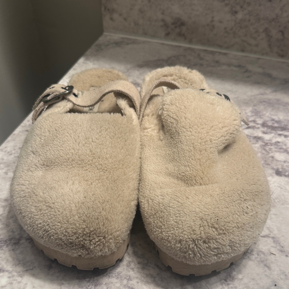 Steve Madden beige cuddle clogs size 8.5